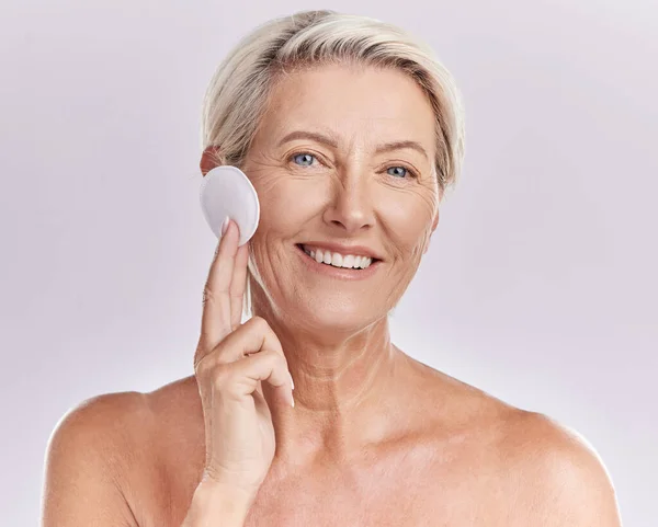 Portrait Mature Caucasian Woman Using Cotton Pad Remove Makeup Selfcare — Photo