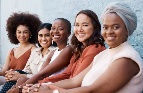 Group Diverse Happy Businesswomen Sitting Line Coworkers Wall City Businesspeople — Fotografia de Stock