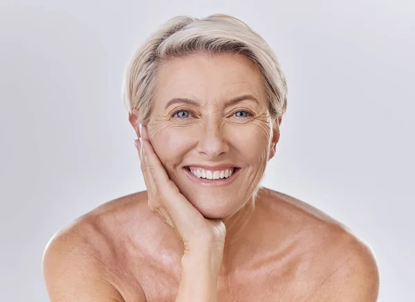 一个快乐的微笑的成熟的高加索女人的画像 在一个紫色的复制空间背景的工作室里 她的皮肤看起来积极而快乐 做日常皮肤护理的老年妇女 — 图库照片