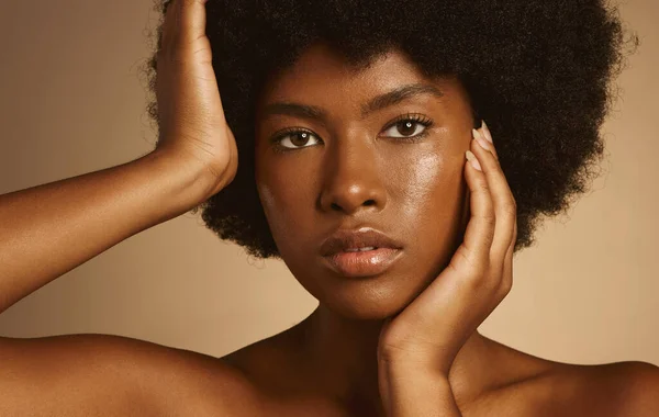 Fiatal Afrikai Afro Haj Ragyogó Ragyogó Bőr Pózol Egy Barna — Stock Fotó