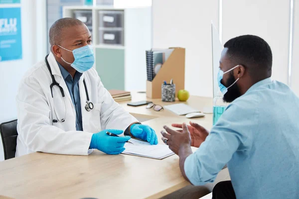 Médico Afroamericano Hablando Paciente Sobre Sus Resultados Paciente Chequeo Con — Foto de Stock