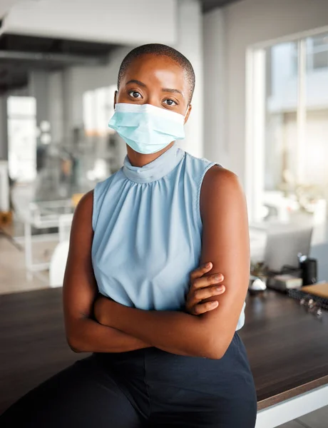 Young African American Businesswoman Standing Her Arms Crossed Wearing Mask — Fotografia de Stock