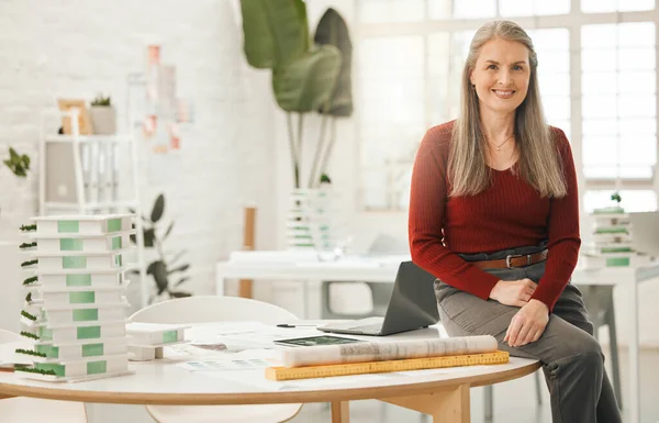 Portrait Leading Businesswoman Sitting Her Desk Mature Businesswoman Her Design — Foto de Stock