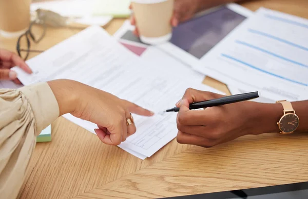 Close Van Twee Onbekende Etnische Zakenvrouw Die Een Kantoorcontract Tekent — Stockfoto