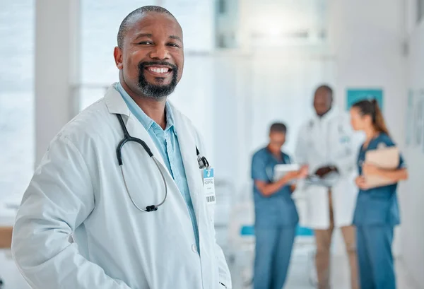 Счастливый Взрослый Африканский Врач Американец Работающий Больнице Коллегами Эксперт Медик — стоковое фото