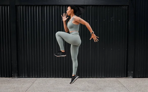 Una Joven Atleta Afroamericana Corriendo Acto Mientras Hace Ejercicio Afuera —  Fotos de Stock