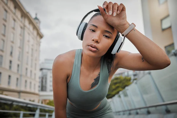 Portret Młodej Mieszanej Rasy Kobiety Wysportowanej Noszącej Słuchawki Bezprzewodowe Słuchającej — Zdjęcie stockowe