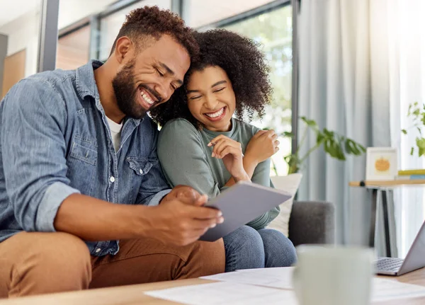 Genç Mutlu Melez Çift Belgelere Bakıyor Evdeki Masada Dijital Tablet — Stok fotoğraf