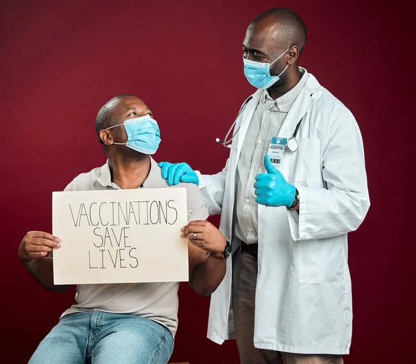 Afro Amerikaanse Dokter Toont Duimen Omhoog Teken Symbool Covid Vaccin — Stockfoto