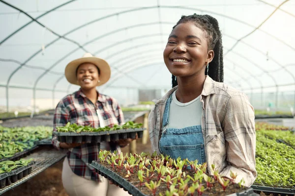 Porträt Von Bauern Die Pflanzen Halten Mitarbeiter Stehen Ihrem Gewächshaus — Stockfoto