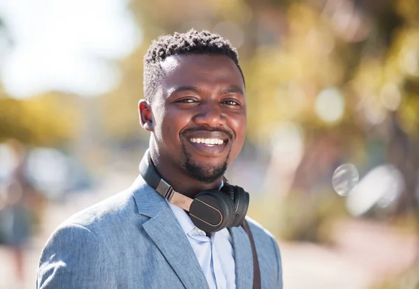 Hombre Afroamericano Con Audífonos Ciudad Retrato Hombre Negro Guapo Feliz —  Fotos de Stock