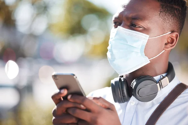 Handsome Young African American Man Wearing Mask Using His Phone — Fotografia de Stock