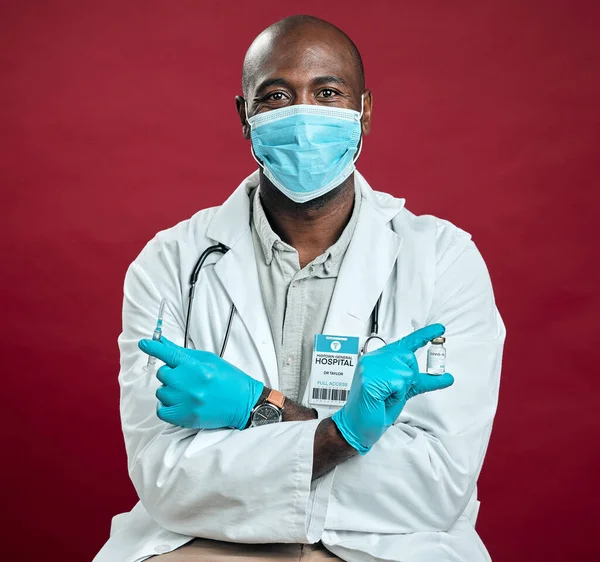 Африканський Американський Ковеїдний Лікар Тримає Вакцину Від Корони Голки Під — стокове фото