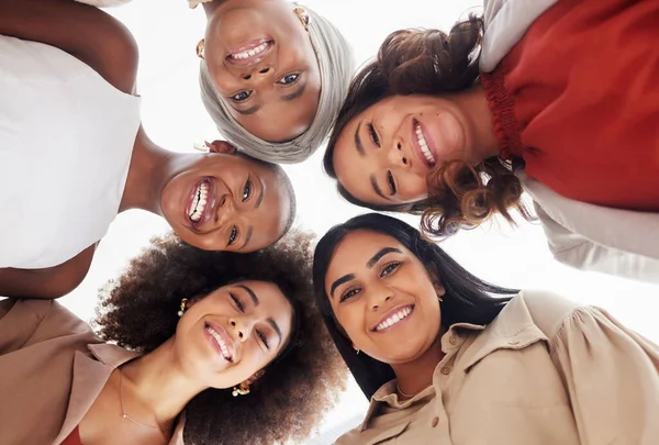 Low Angle Portrait Diverse Group Businesswomen Huddled Together Heads Centre — Foto de Stock