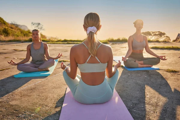 Full Length Yoga Women Meditating Legs Crossed Outdoor Practice Remote — ストック写真