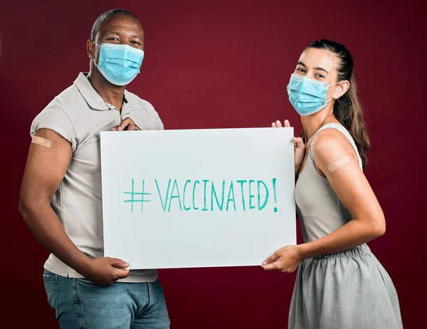 Covid Vaccineerde Afro Amerikaanse Man Gemengde Ras Vrouw Tonen Houden — Stockfoto