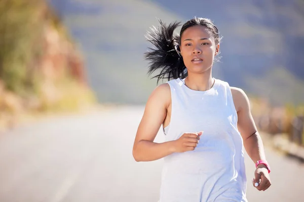 Ενεργός Μικτή Φυλή Νεαρή Γυναίκα Τρέχει Για Άσκηση Εξωτερικούς Χώρους — Φωτογραφία Αρχείου