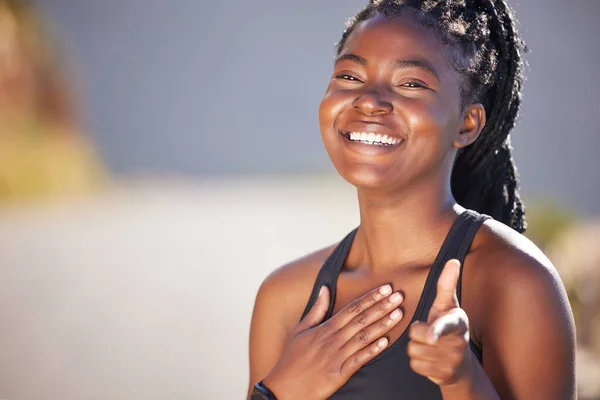Egy Boldog Fiatal Afro Amerikai Aki Egyedül Áll Mutogat Miközben — Stock Fotó