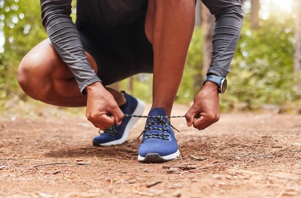 Close Athletic Man Tying His Shoelaces While Exercising Outdoors Active — 스톡 사진