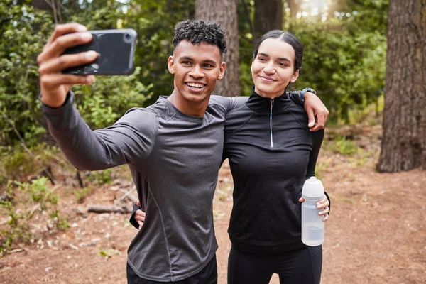 Akıllı Telefon Tutan Doğada Koşarken Selfie Çeken Mutlu Genç Melez — Stok fotoğraf