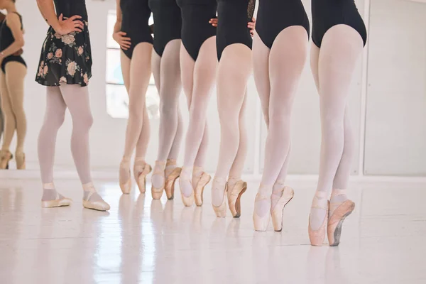 Closeup Woman Dance Instructor Teaching Ballet Class Group Children Her — Foto de Stock