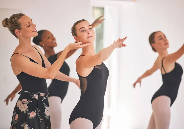 Young Woman Dance Instructor Teaching Ballet Class Group Children Her — Foto Stock