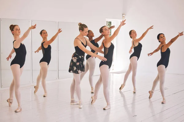 Giovane Insegnante Danza Femminile Che Tiene Una Lezione Balletto Gruppo — Foto Stock
