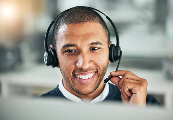 Joven Agente Centro Llamadas Masculino Raza Mixta Hablando Con Auriculares —  Fotos de Stock