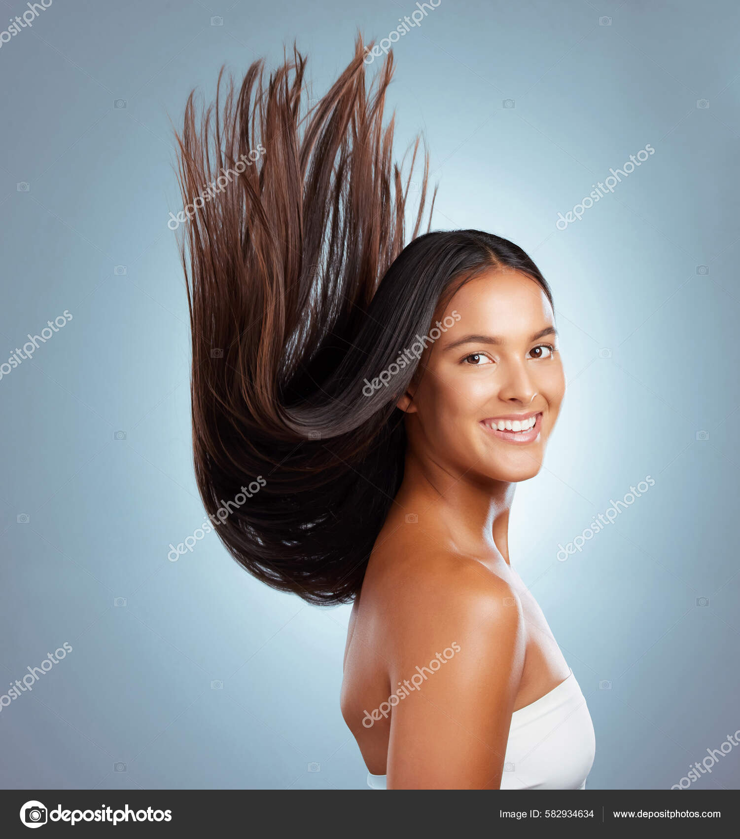 Mulher de cabelo bonito com retrato feminino de cabelo longo morena beleza  helathy penteado. tiro do estúdio.