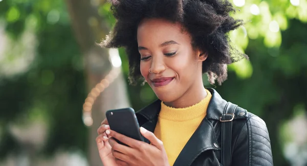 Una Giovane Donna Afro Che Usa Cellulare Leggere Messaggi Mentre — Foto Stock