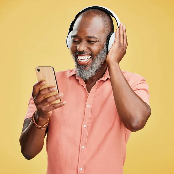 One Mature African American Man Listening Music Using Wireless Headphones — Fotografia de Stock