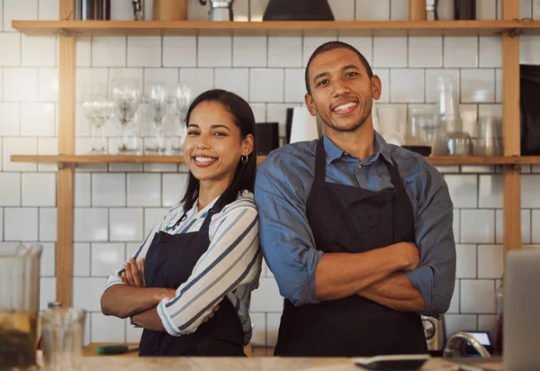 商业伙伴们背靠背站在咖啡店里 餐厅的同事们站在一起 两个企业家的画像交叉在一起 在咖啡店厨房里的商人 — 图库照片