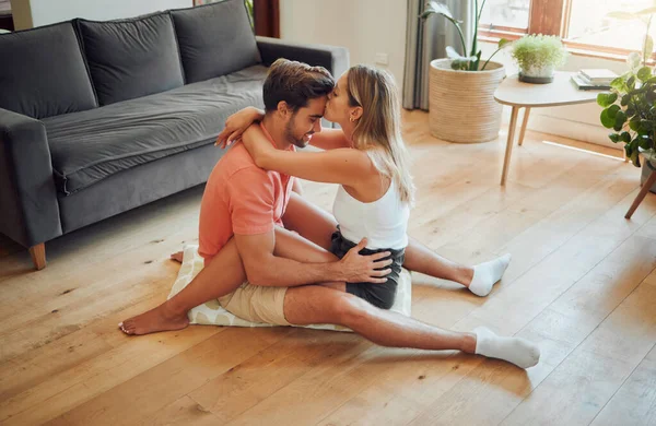 在客厅地板上 可爱的高加索夫妇充满爱心 享受着浪漫亲密的时刻 年轻的女人坐在男朋友的上面 轻轻地吻着他的额头 — 图库照片