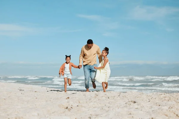 Fröhlicher Junger Mischlingsvater Der Mit Seinen Beiden Töchtern Strand Läuft — Stockfoto
