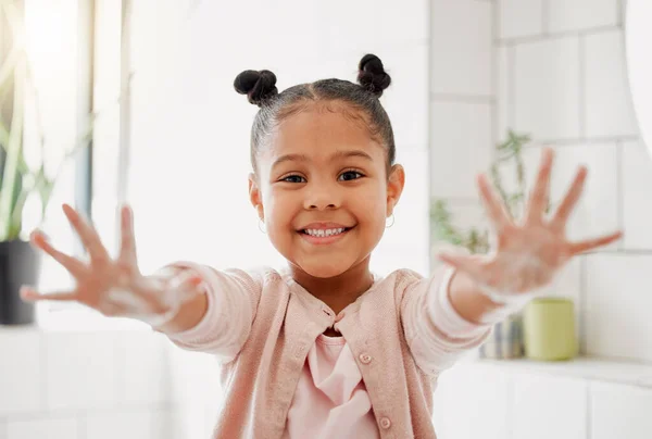 Jedna Mieszana Rasa Urocza Dziewczynka Myjąca Ręce Łazience Domu Szczęśliwe — Zdjęcie stockowe