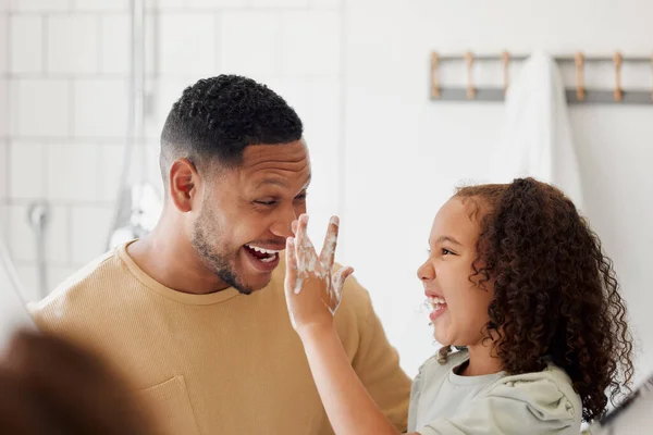 Gelukkig Gemengd Ras Vader Dochter Wassen Hun Handen Samen Een — Stockfoto