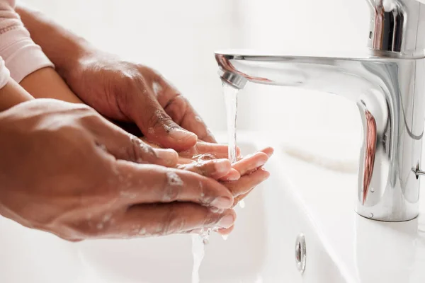 Een Onbekende Gemengde Ras Vader Dochter Wassen Hun Handen Samen — Stockfoto