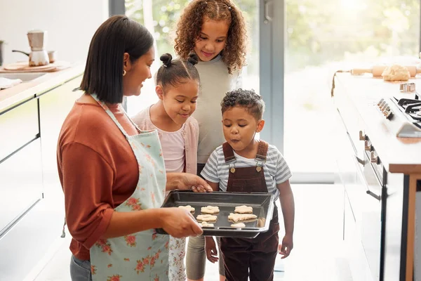 一个由五个人组成的快乐的混血家庭一起做饭 一起在厨房里玩乐 在家里教黑人家庭技能的同时 热爱黑人单身父母与孩子的关系 — 图库照片