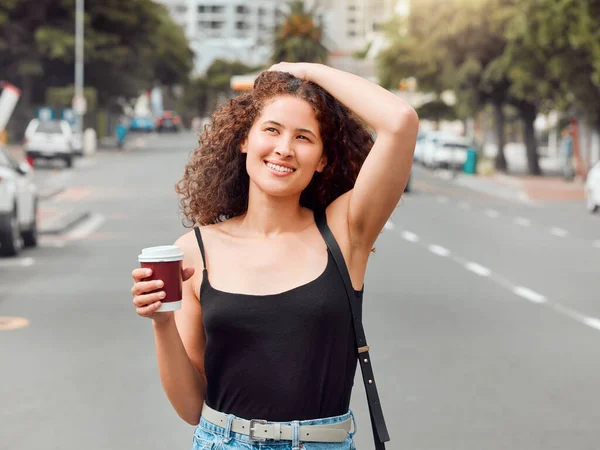 Una Joven Mestiza Hermosa Feliz Explorando Ciudad Mientras Toma Café — Foto de Stock