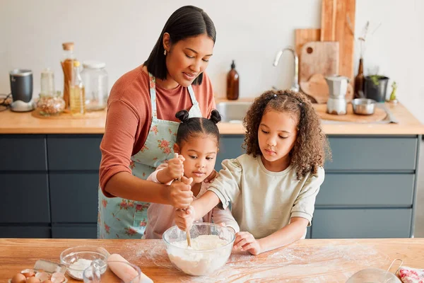 Fêmeas Família Raça Mista Feliz Três Cozinhar Uma Cozinha Bagunçada — Fotografia de Stock