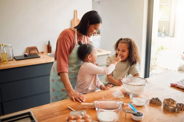 Женщины Счастливая Смешанная Расовая Семья Трое Готовят Грязной Кухне Вместе — стоковое фото