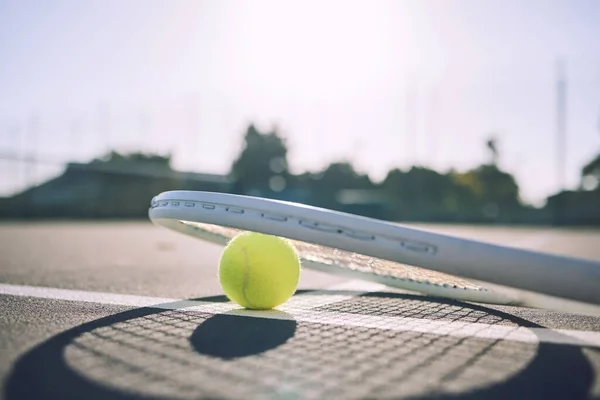 Poniżej Ujęcie Rakiety Tenisowej Piłki Tenisowej Korcie Sportowym Jedynymi Narzędziami — Zdjęcie stockowe
