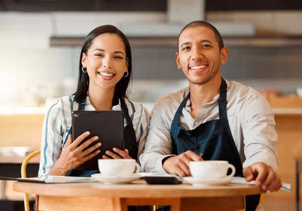Dois Trabalhadores Restaurante Planejando Tablet Digital Uma Pequena Empresa Jovens — Fotografia de Stock
