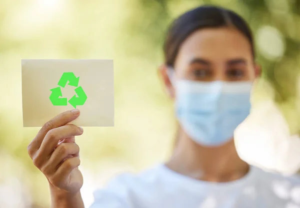 一名身份不明的混血儿拿着一张印有环保和环保回收标志的纸 戴面具的西班牙裔女人促销绿色 模糊的女人拿着回收符号 — 图库照片