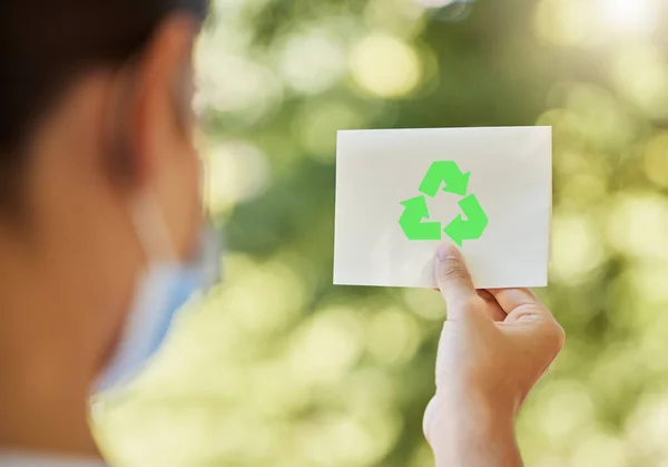 Zadní Pohled Záběr Nerozpoznatelné Ženy Držící Papír Recyklační Značkou Pro — Stock fotografie