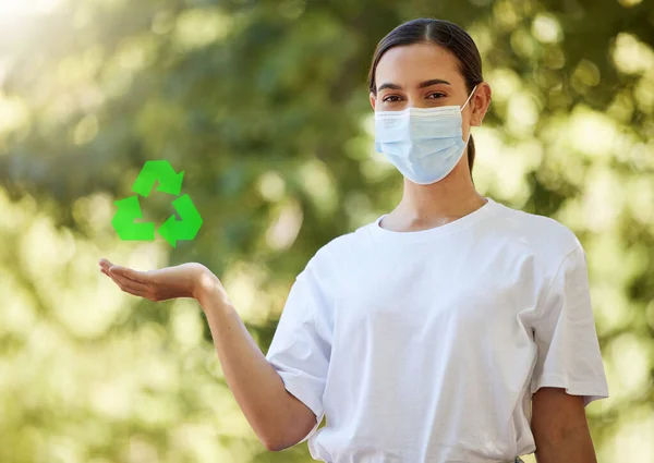 Großaufnahme Einer Schönen Jungen Frau Einer Maske Die Ein Recyclingschild — Stockfoto