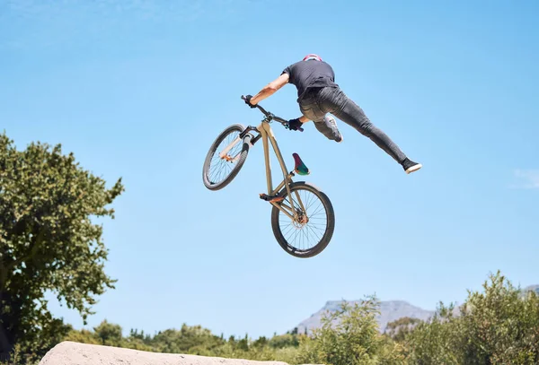 Uomo Mostrando Sue Abilità Ciclistiche Mentre Fuori Bicicletta Una Bicicletta — Foto Stock