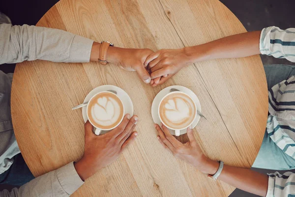 Közelkép Fiatal Szerelmespárról Két Csésze Kávéval Asztalon Miközben Egy Kávézóban — Stock Fotó