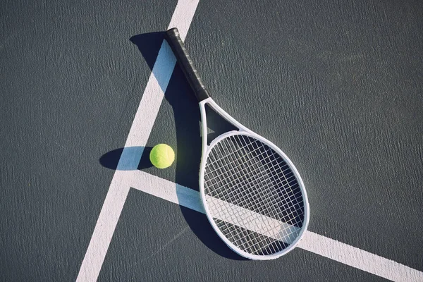 Tennisschläger Und Ball Auf Einem Leeren Sportplatz Von Oben Einem — Stockfoto