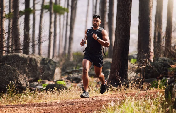 Knappe Atletische Gemengde Ras Jongeman Loopt Buiten Het Bos Gezonde — Stockfoto